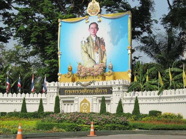 king-bhumibol-adulyadej-shrine.gif